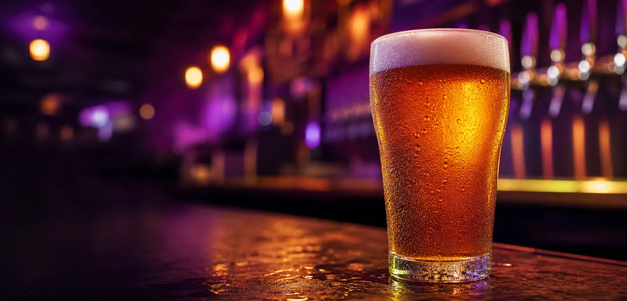 Cerveza artesanal en una barra con iluminación morada